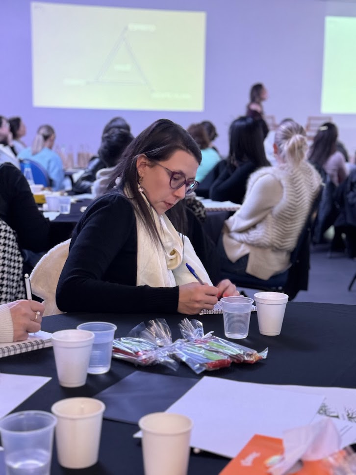 Participante fazendo anotações